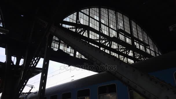 在车站的金属拱形的天花板。4 k. — 图库视频影像