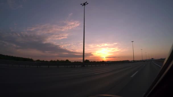 Kvällen solnedgång, highway, resor med bil. 4k. — Stockvideo
