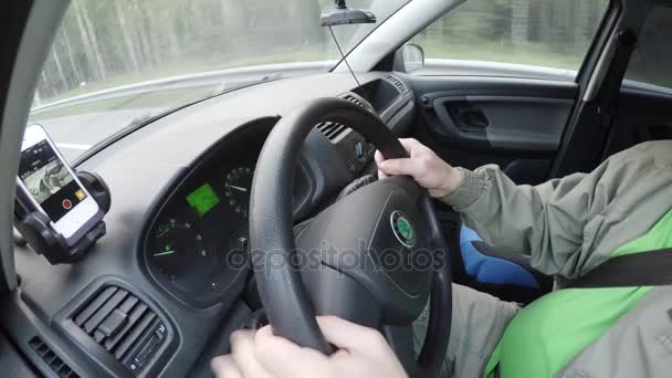 Rotation av ratten i bilen på hög hastighet. 4k. — Stockvideo