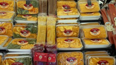 Spagetti makarna üstünde belgili tanımlık sayaç. 4k.