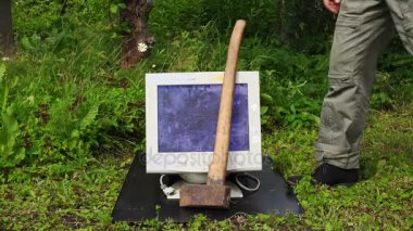 Balyoz vurmak ve LCD ekranda şut. 4k.