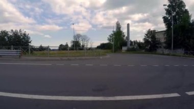 Araba ile şehir karayolu üzerinde seyahat. 4k.