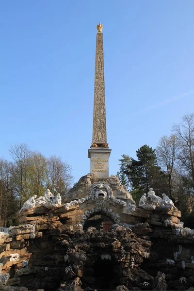 Fountain Obelisk in Schoenbrunn — Stock Photo, Image