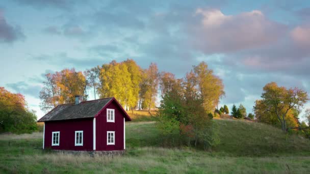Antigua casa de madera en Suecia — Vídeos de Stock