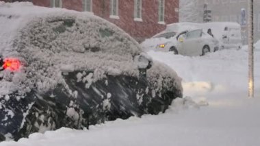 Karlı yolda araba durdu