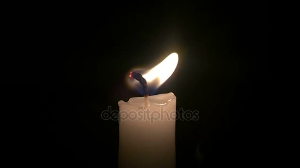 Blikající svíčka a sfoukne — Stock video