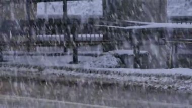 Kışın yolda trafik