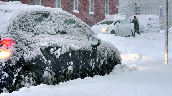 Bilen stannade på en snöig väg — Stockfoto