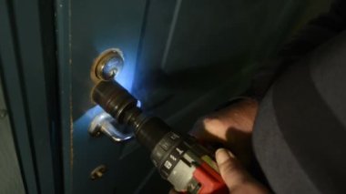 adam delik içinde eski kapı yapma