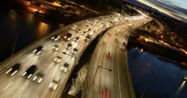 Gece karayolunda trafik