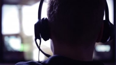 bilgisayar oyunu oynayan adam