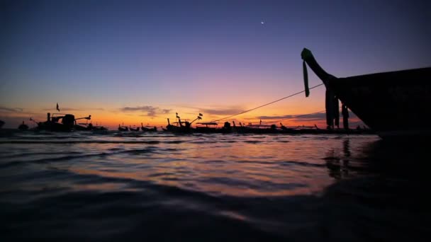 Длинные хвостовые лодки в Таиланде — стоковое видео