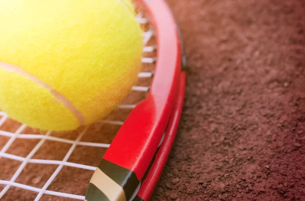 Bola de tênis em um campo de tênis — Fotografia de Stock