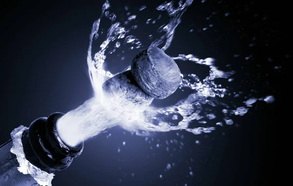 Närbild på champagne cork poppar — Stockfoto