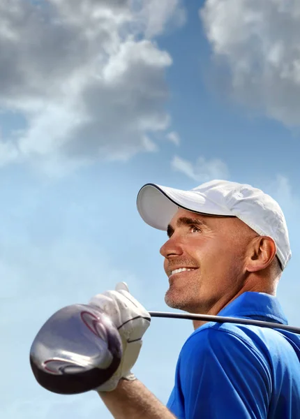 Sonriente golfista sosteniendo palo de golf sobre el hombro — Foto de Stock