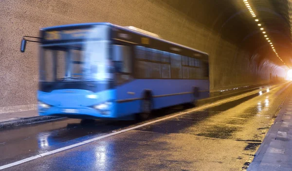 トンネル内を運転するバス — ストック写真