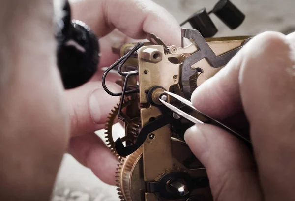 Hombre reparando reloj reloj — Foto de Stock