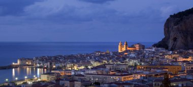 Cefalu Cityscape alacakaranlık içinde