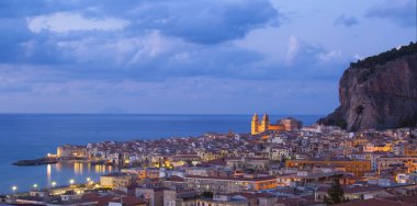 Cefalu Cityscape alacakaranlık içinde