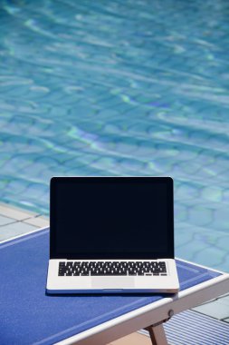 Yüzme Havuzu yanında dizüstü 