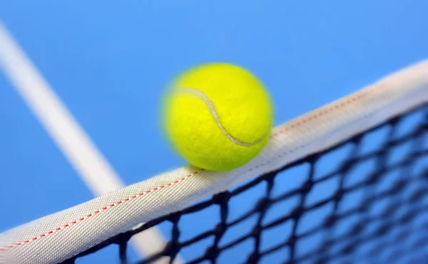 Tennisball schlägt ins Netz — Stockfoto