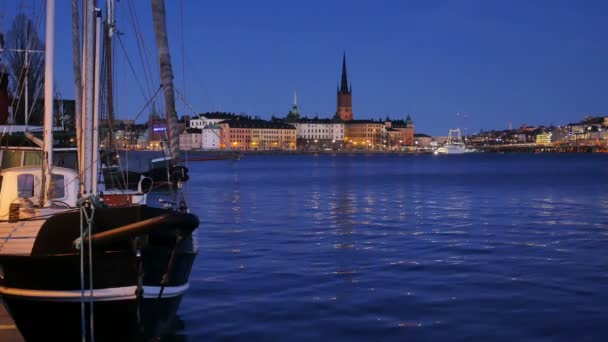 Стокгольмский городской пейзаж с парусником — стоковое видео