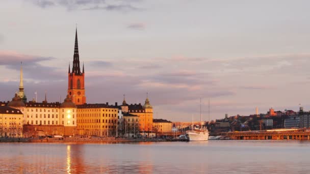 Stockholmer Stadtbild in der Abenddämmerung — Stockvideo