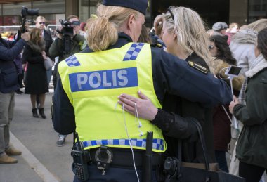 Stockholm, İsveç - Nisan 09, 2017:Women bir polis memuru hugs bir