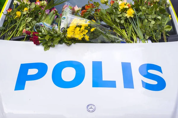 STOCKHOLM, SUÉCIA - 09 de abril de 2017: Flores em uma van da polícia. tru — Fotografia de Stock