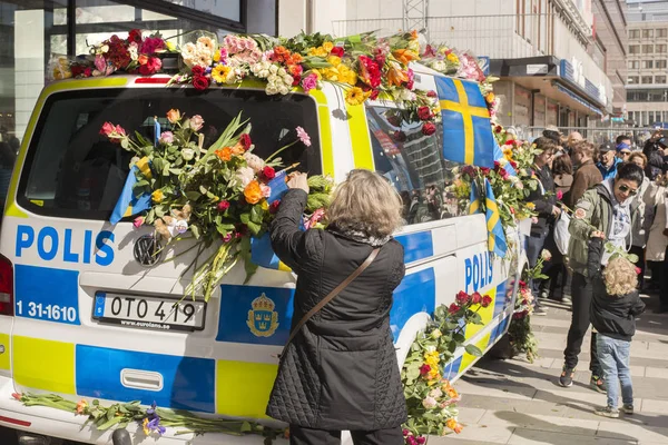 STOCKHOLM, SWEDEN - April 09, 2017: Flowers on a police van. tru — Stock Photo, Image