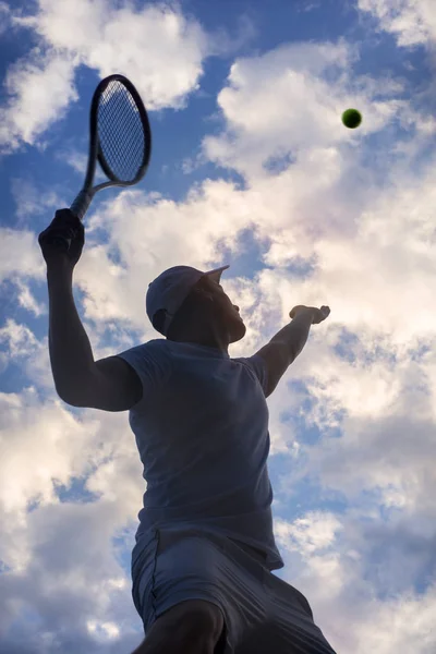 Παίκτης του τένις που σερβίρουν υπαίθρια — Φωτογραφία Αρχείου