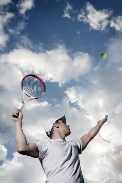 Joueur de tennis servant en plein air — Photo