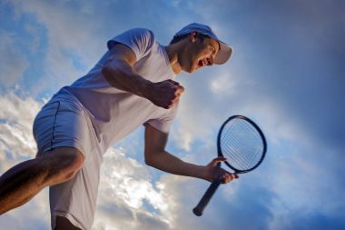 kortta tenis oyuncusu