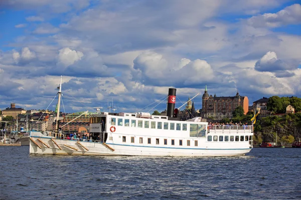 Ferryboat na cidade de Estocolmo — Fotografia de Stock