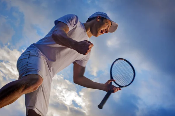 Joueur de tennis sur le court — Photo