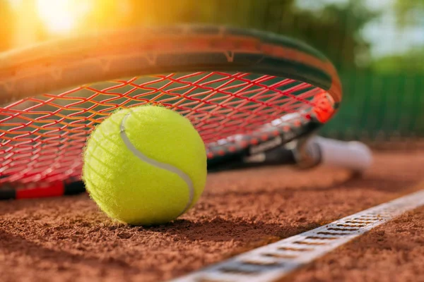 Pelota de tenis y raqueta —  Fotos de Stock