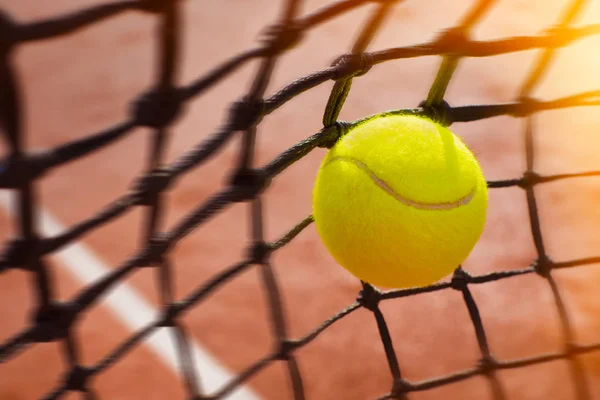 Tennisbal in net — Stockfoto