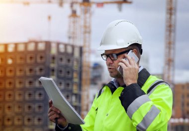 İnşaat mühendisi giyen Emanet yelek