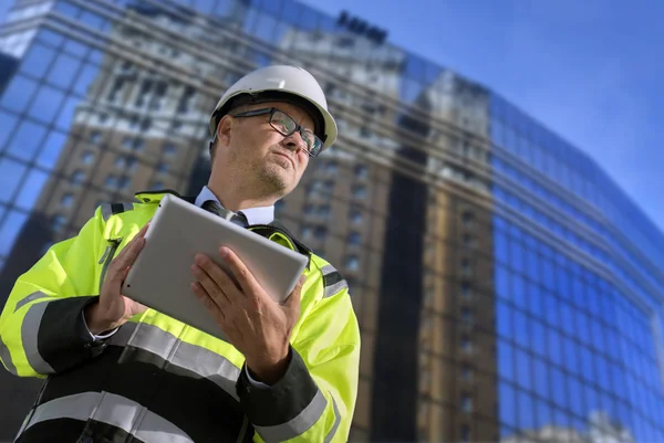 Engenheiro de construção com tablet — Fotografia de Stock