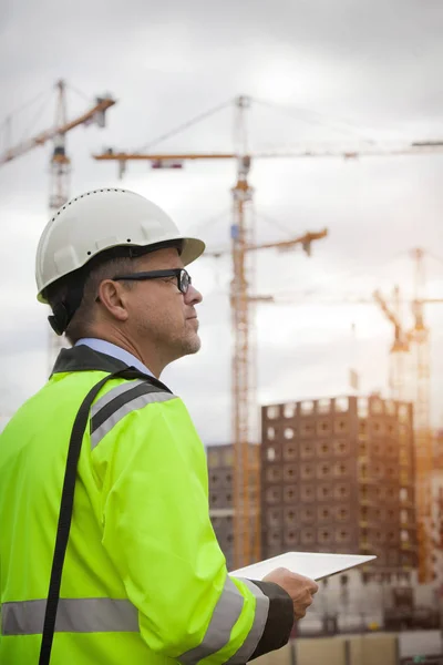 Constructie engineer veiligheidsvest dragen — Stockfoto