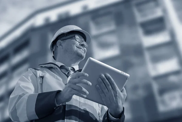 Ingeniero de construcción con seguridad — Foto de Stock