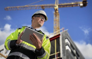 İnşaat mühendisi giyen Emanet yelek 