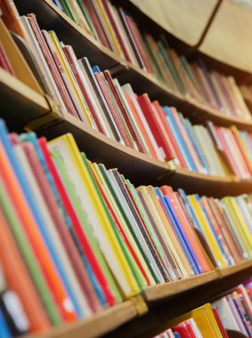kitaplığındaki kitap raf