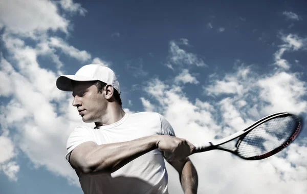 Jogador de tênis masculino em ação — Fotografia de Stock