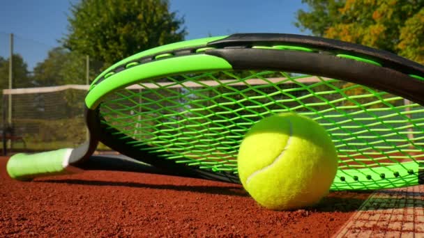 Balle de tennis sur un court de tennis — Video