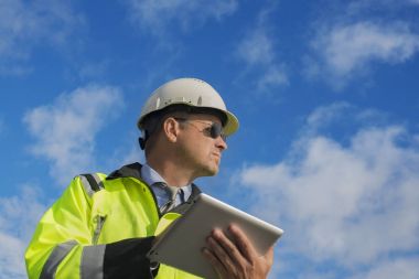 Mavi gökyüzü inşaat mühendisi