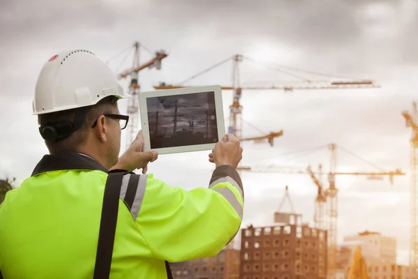 Ingenieur nemen foto van bouwplaats — Stockfoto