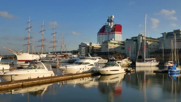 De haven van Göteborg met skycraper op de achtergrond — Stockvideo