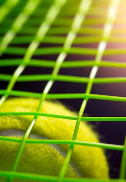 Pelota de tenis en una cancha de tenis —  Fotos de Stock