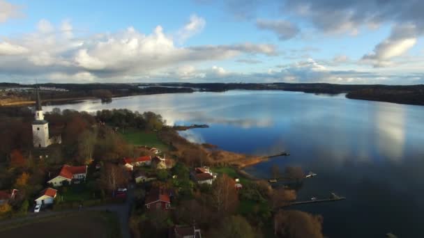 Типовий Ландшафт Сільській Місцевості Швеції Церквою Озеро Берега Синій Хмарного — стокове відео